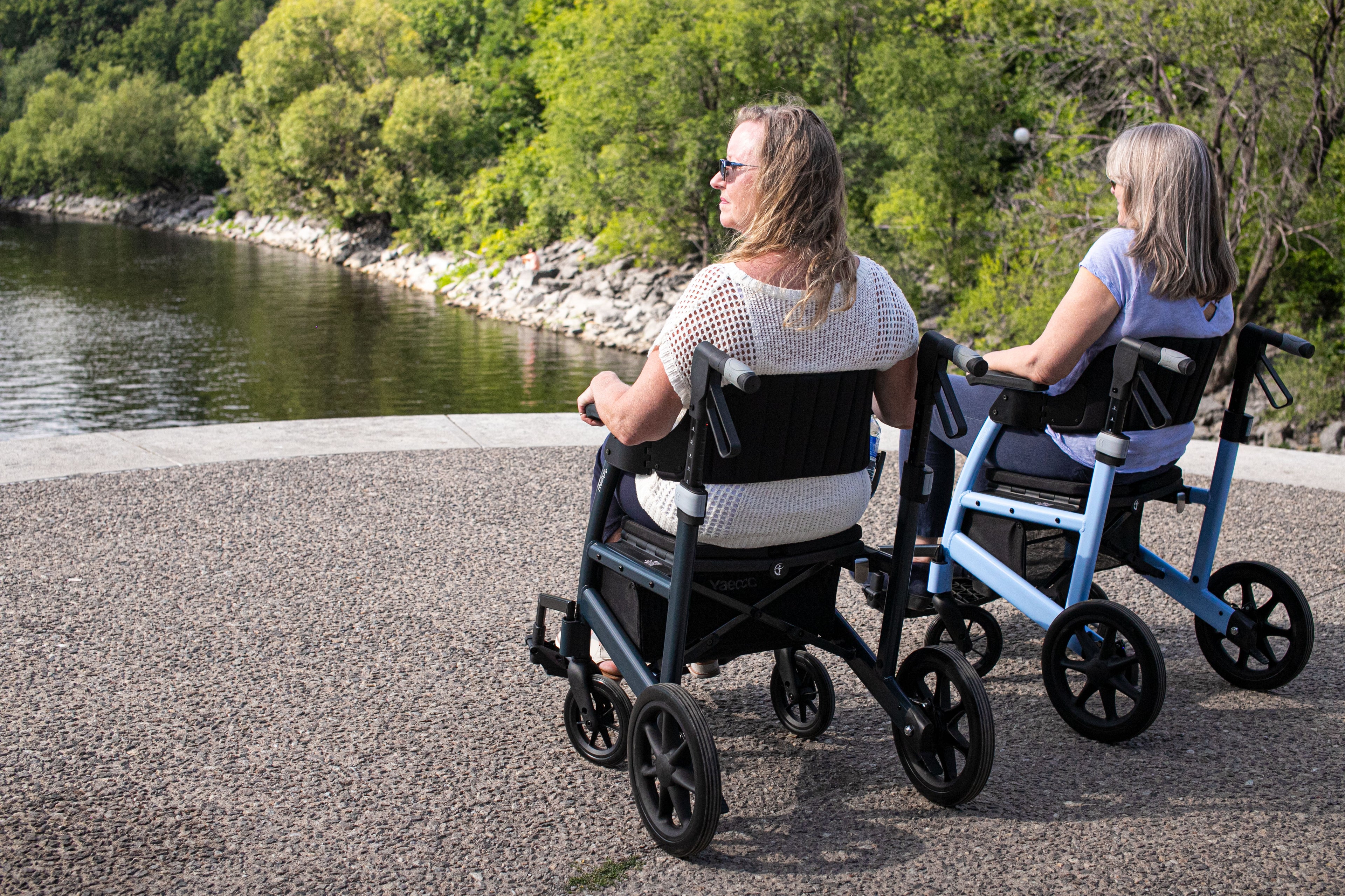 Triumph Prestige Rollator for seniors in dual rollator/transport chair mode